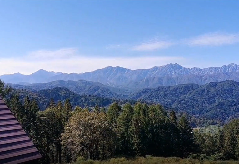 客室からの北アルプス後立山連峰の山並みが 長野県小川村林りん館